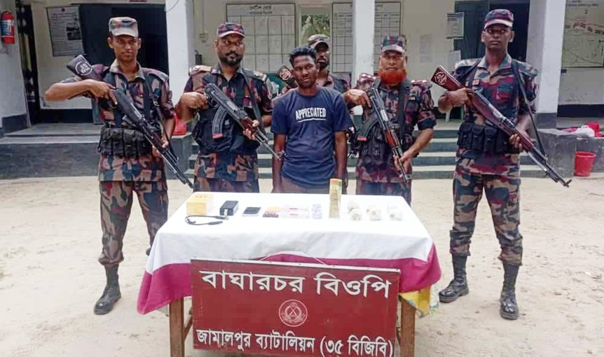 ভারতীয় প্রসাধনী ও হরিণের কস্তুরীসহ যুবক আটক